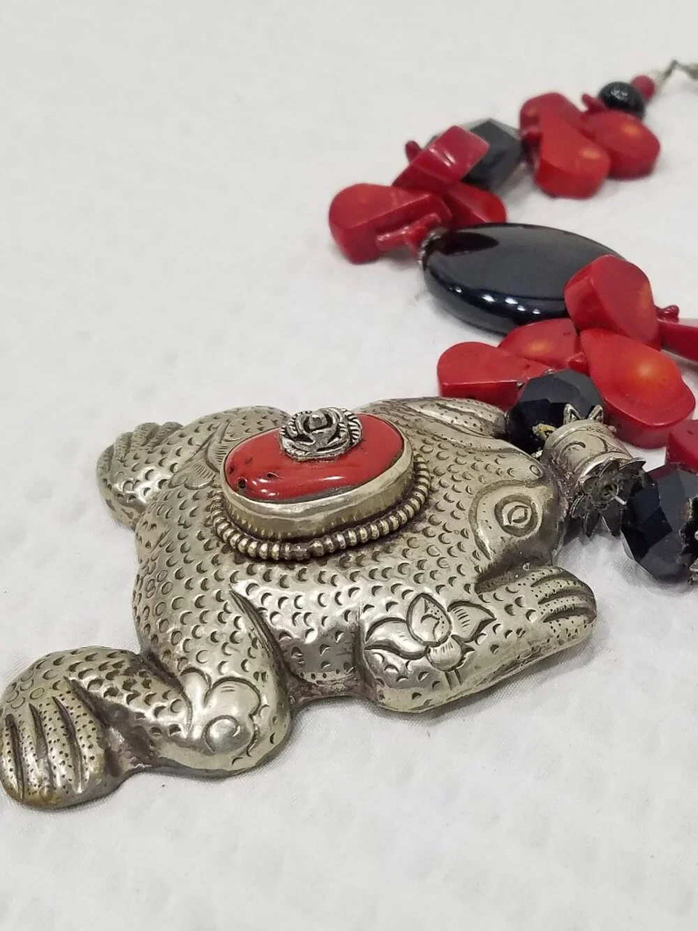 Tibetan Style Repoussé Frog Ram-back Pendant Necklace Red Coral Black Onyx Bead